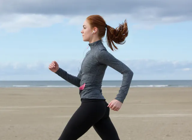 woman walking outside for exercise, idea of ​​how to lose one pound a week by walking