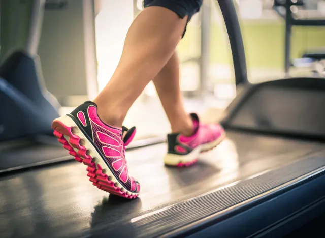 woman walking on treadmill idea how fast to walk on treadmill for weight loss