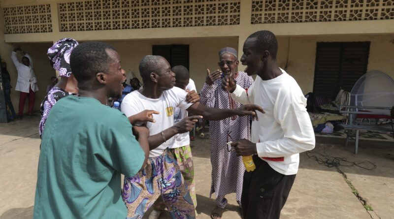 The traditional theater of Mali gives space to the mentally ill